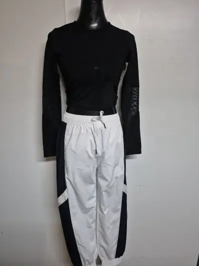 Conjunto deportivo negro y blanco para mujer - miniatura 1