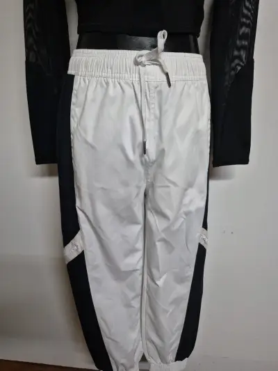 Conjunto deportivo negro y blanco para mujer - miniatura 2