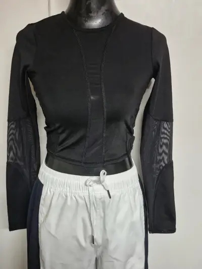 Conjunto deportivo negro y blanco para mujer - miniatura 3