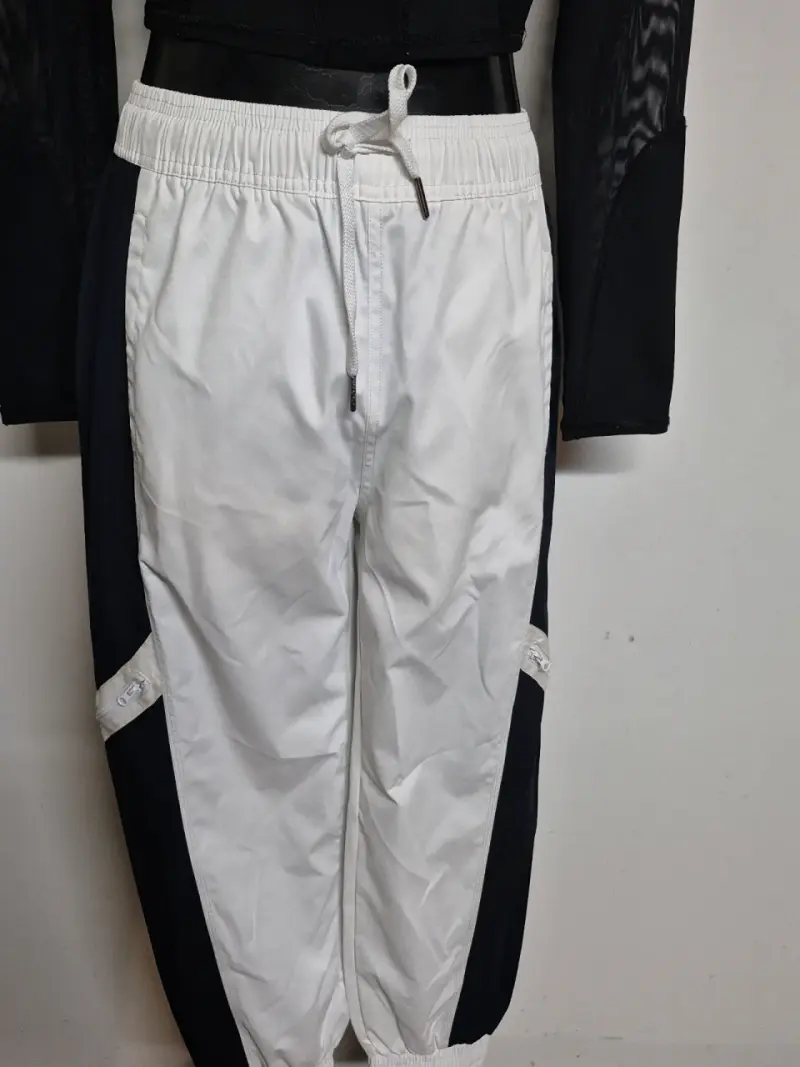 Conjunto deportivo negro y blanco para mujer - 4