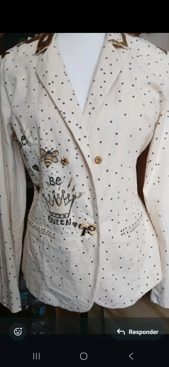 Blazer marfil con diseño de abejas y texto. - 2