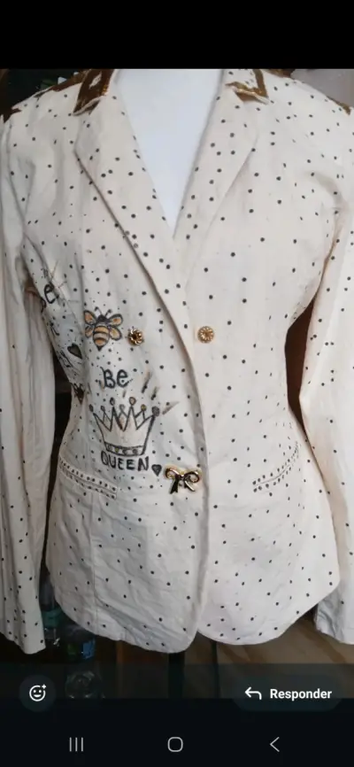 Blazer marfil con diseño de abejas y texto. - miniatura 2