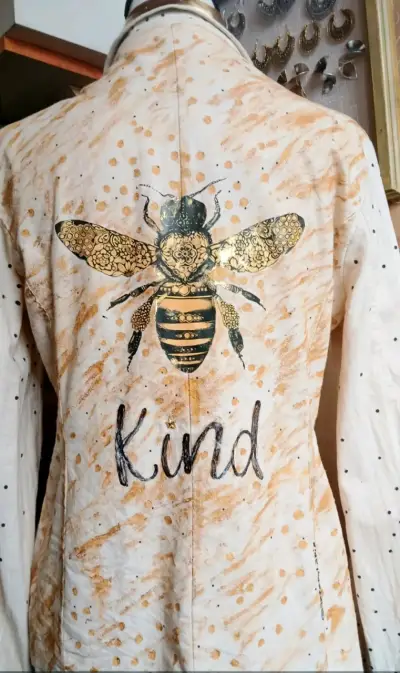 Blazer marfil con diseño de abejas y texto. - miniatura 3
