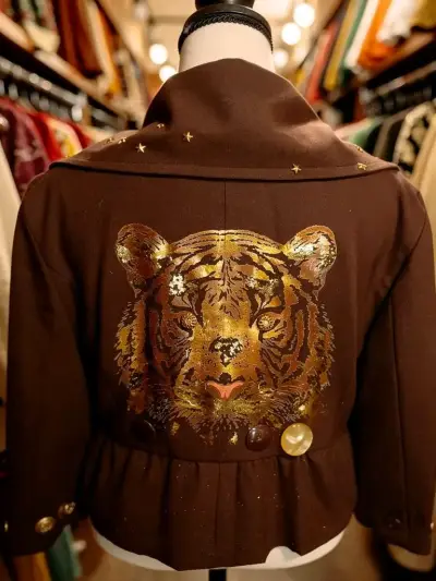 Chaqueta de Mujer Marrón con Estrellas y Tigre - miniatura 4