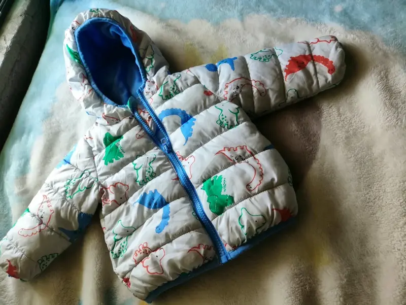 Chaqueta acolchada infantil con dinosaurios