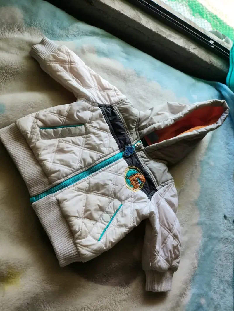 Chaqueta acolchada para niño con capucha