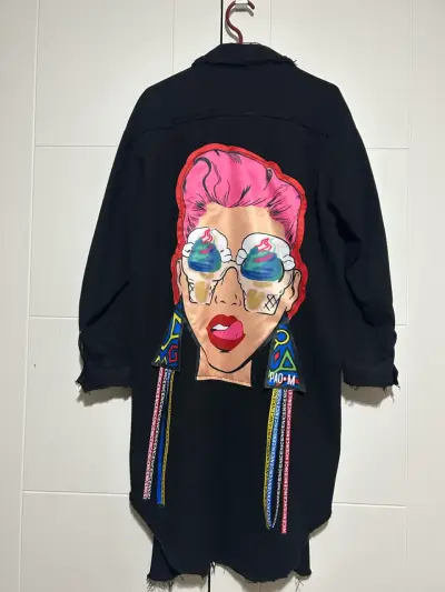 Chaqueta negra con diseño gráfico colorido - miniatura 1