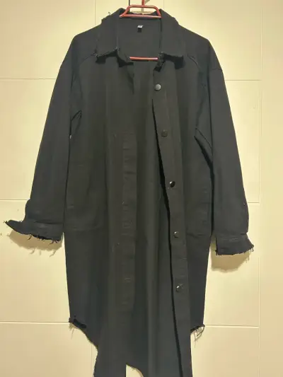 Chaqueta negra con diseño gráfico colorido - miniatura 2
