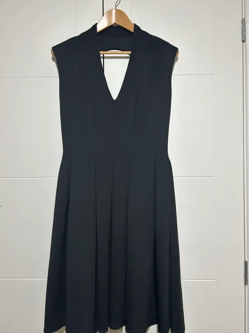 Vestido negro elegante sin mangas Bebe