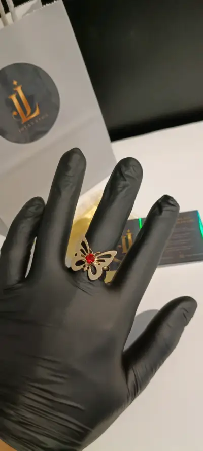 Anillo de mariposa dorado con piedra roja - miniatura 1