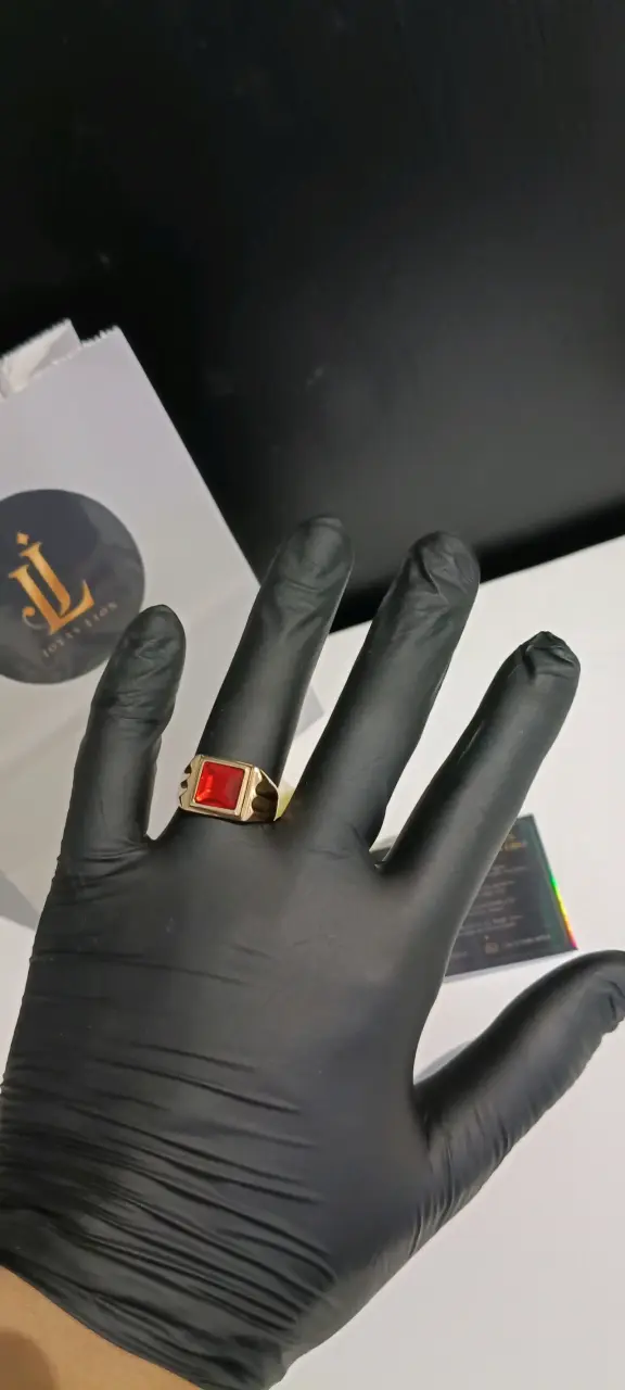 Anillo de oro con piedra roja elegante - 1