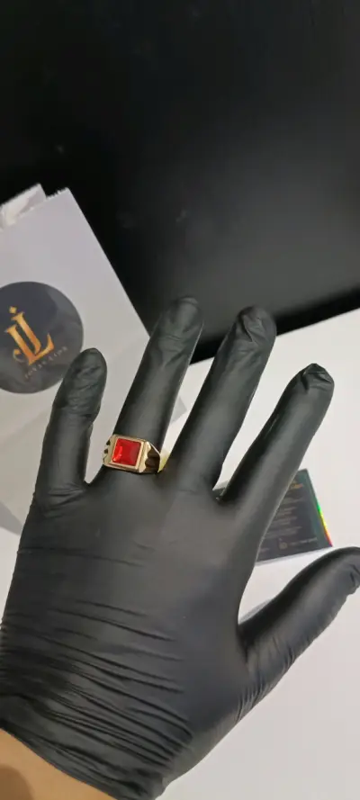 Anillo de oro con piedra roja elegante - miniatura 1