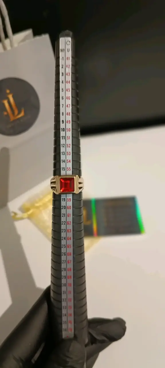 Anillo de oro con piedra roja elegante - 2
