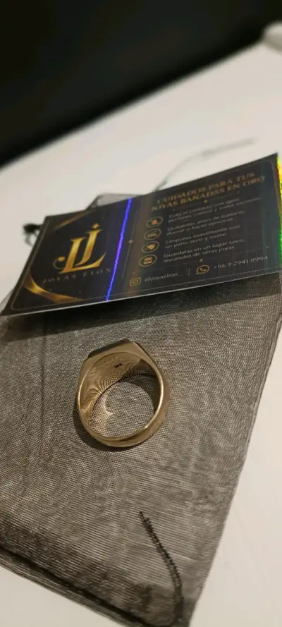Anillo de oro con piedra roja elegante - miniatura 3