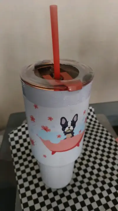 Vaso térmico con diseño de perro y tapa - miniatura 1