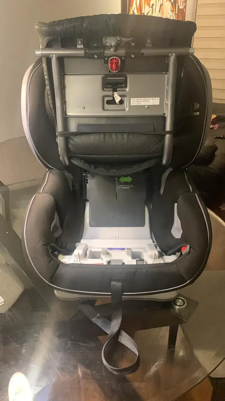 Silla de Auto Britax Negra con Arnés Ajustable - 2