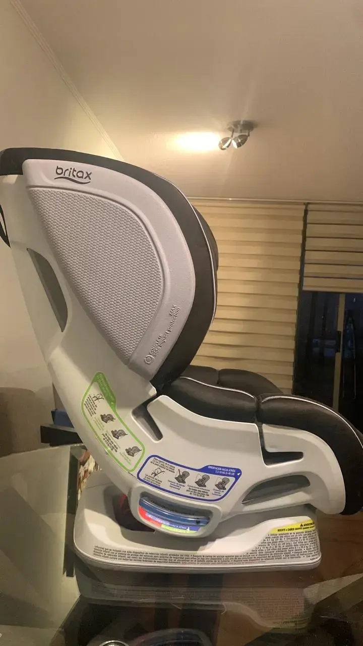 Silla de Auto Britax Negra con Arnés Ajustable - 3