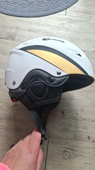 Casco de esquí blanco con diseño dorado - miniatura 1