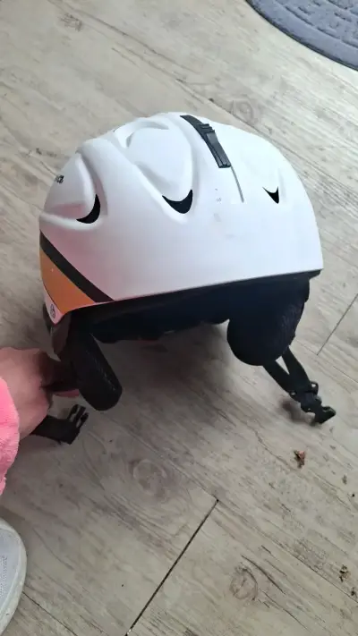 Casco de esquí blanco con diseño dorado - miniatura 3