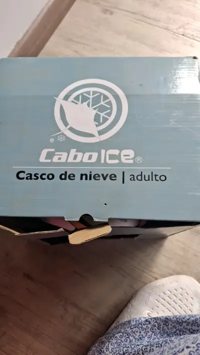 Casco de esquí blanco con diseño dorado - miniatura 6
