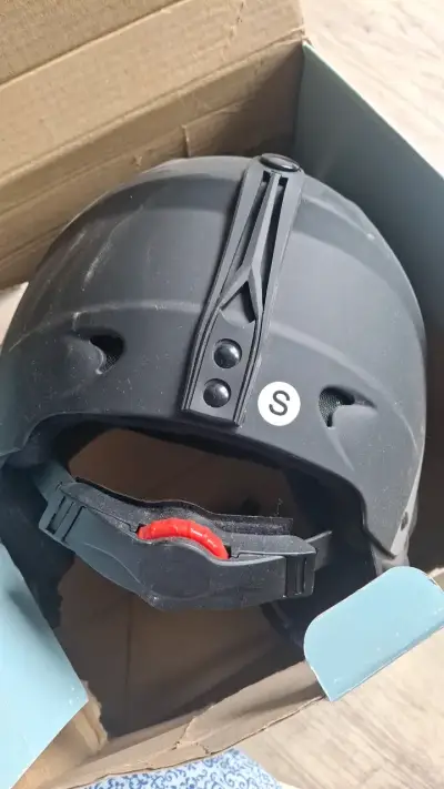 Casco de esquí negro con ajuste seguro - miniatura 1