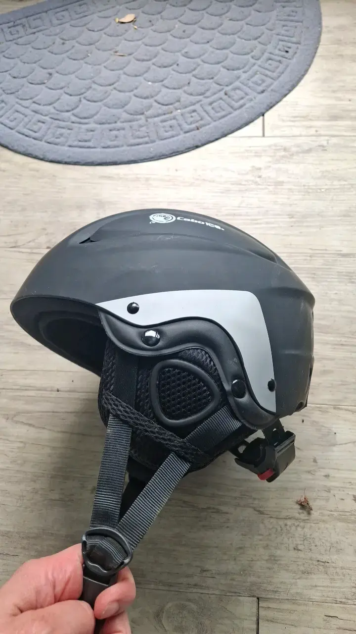Casco de esquí negro con ajuste seguro - 2