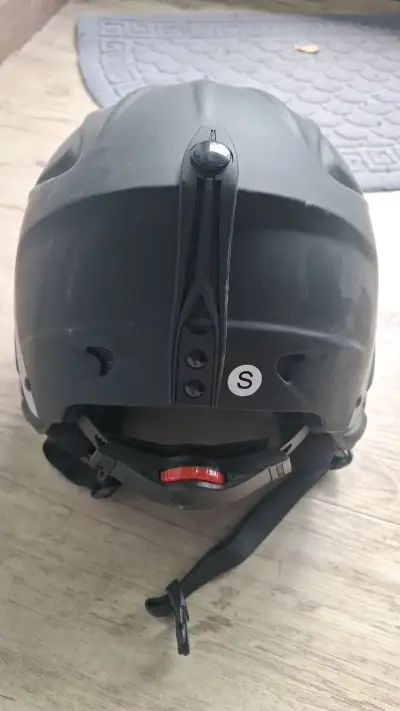 Casco de esquí negro con ajuste seguro - miniatura 3