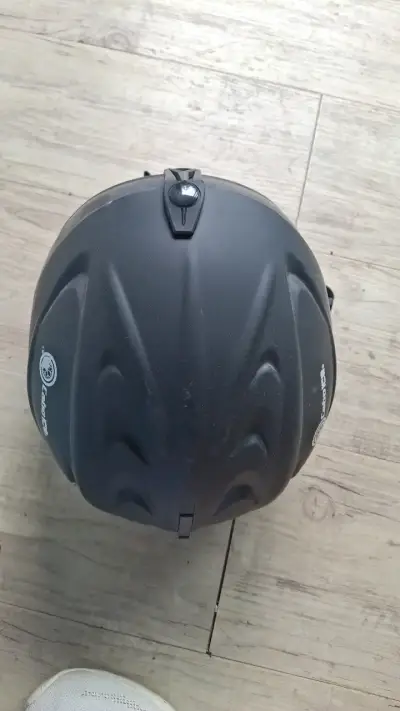 Casco de esquí negro con ajuste seguro - miniatura 4