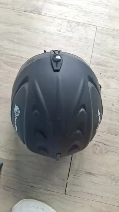 Casco de esquí negro con ajuste seguro - miniatura 5