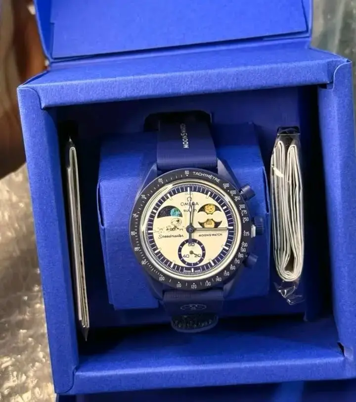 Reloj Omega Swatch MoonSwatch azul en caja
