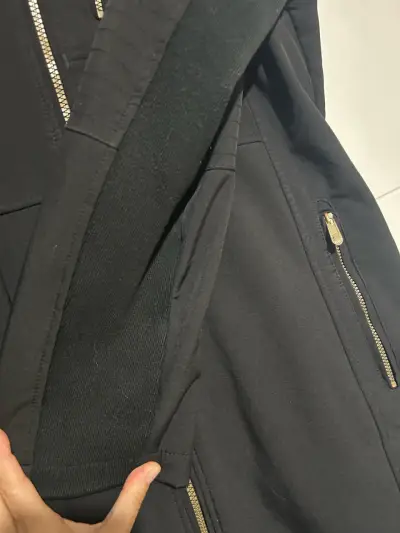 Abrigo negro con cierre dorado para mujer - miniatura 2