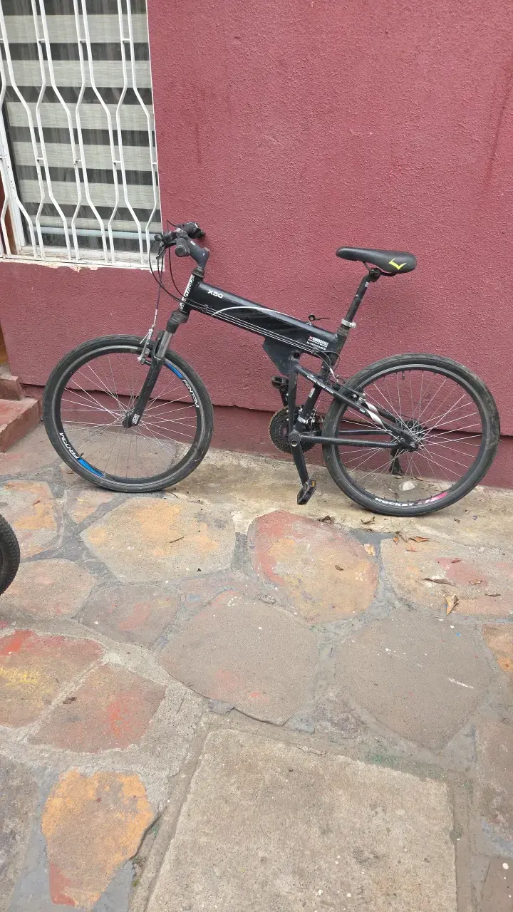 Bicicleta negra en buen estado