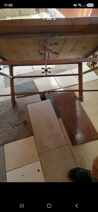 Mesa de Madera con Base de Metal - miniatura 1
