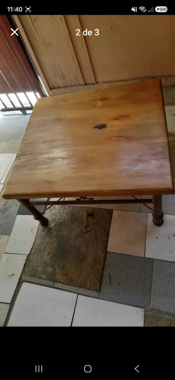 Mesa de Madera con Base de Metal - 2