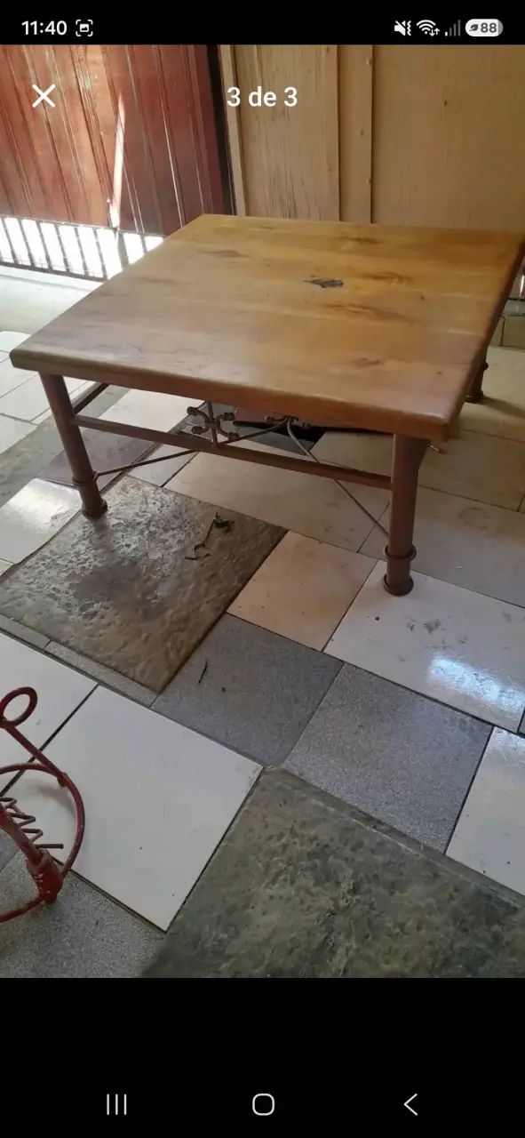 Mesa de Madera con Base de Metal - 3
