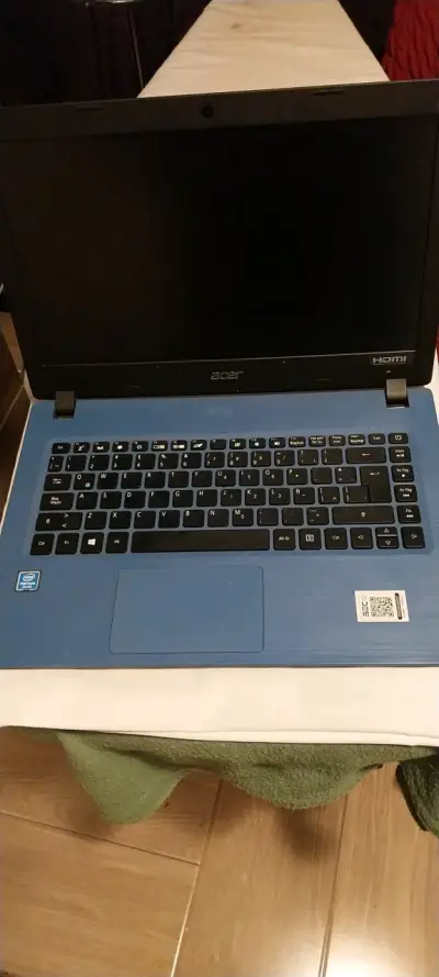 Laptop Acer azul con cargador incluido - miniatura 1