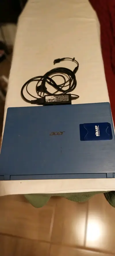 Laptop Acer azul con cargador incluido - miniatura 2