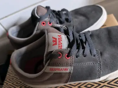 Zapatillas Supra grises con suela roja - miniatura 3