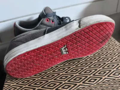 Zapatillas Supra grises con suela roja - miniatura 4