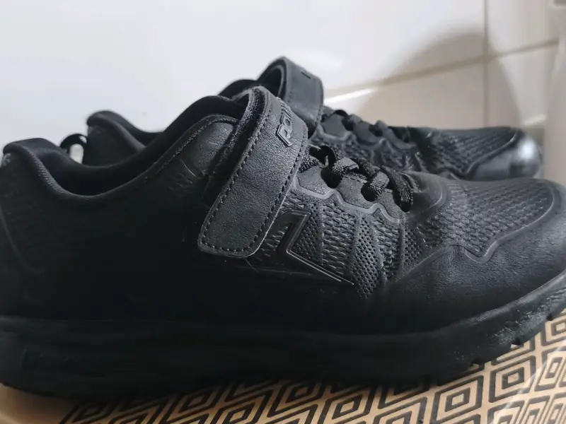 Zapatillas Supra grises con suela roja - 5
