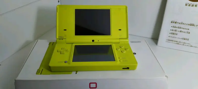 Consola Nintendo DSi Amarilla Edición Limitada - 4