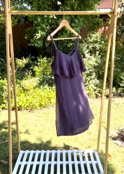 Vestido nuevo morado con tirantes brillantes - miniatura 2