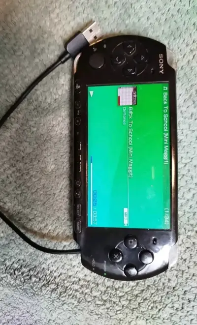 Consola portátil Sony PSP con cargador - miniatura 1