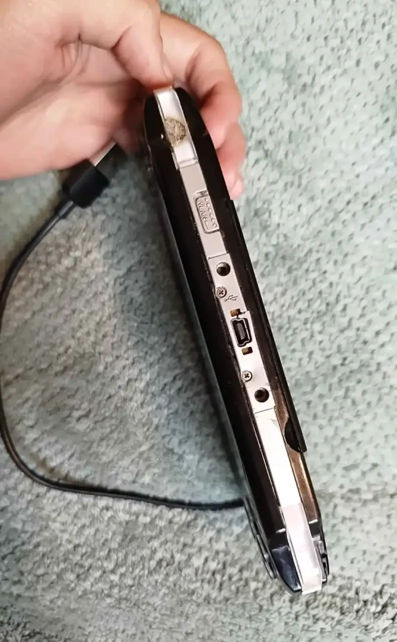 Consola portátil Sony PSP con cargador - 5