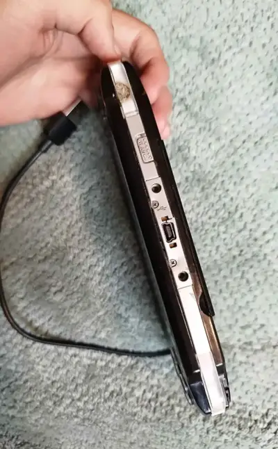 Consola portátil Sony PSP con cargador - miniatura 5