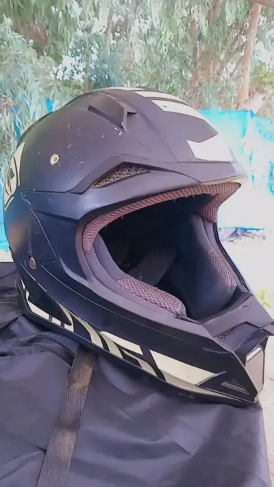 Casco de motocross negro con diseño moderno - miniatura 1
