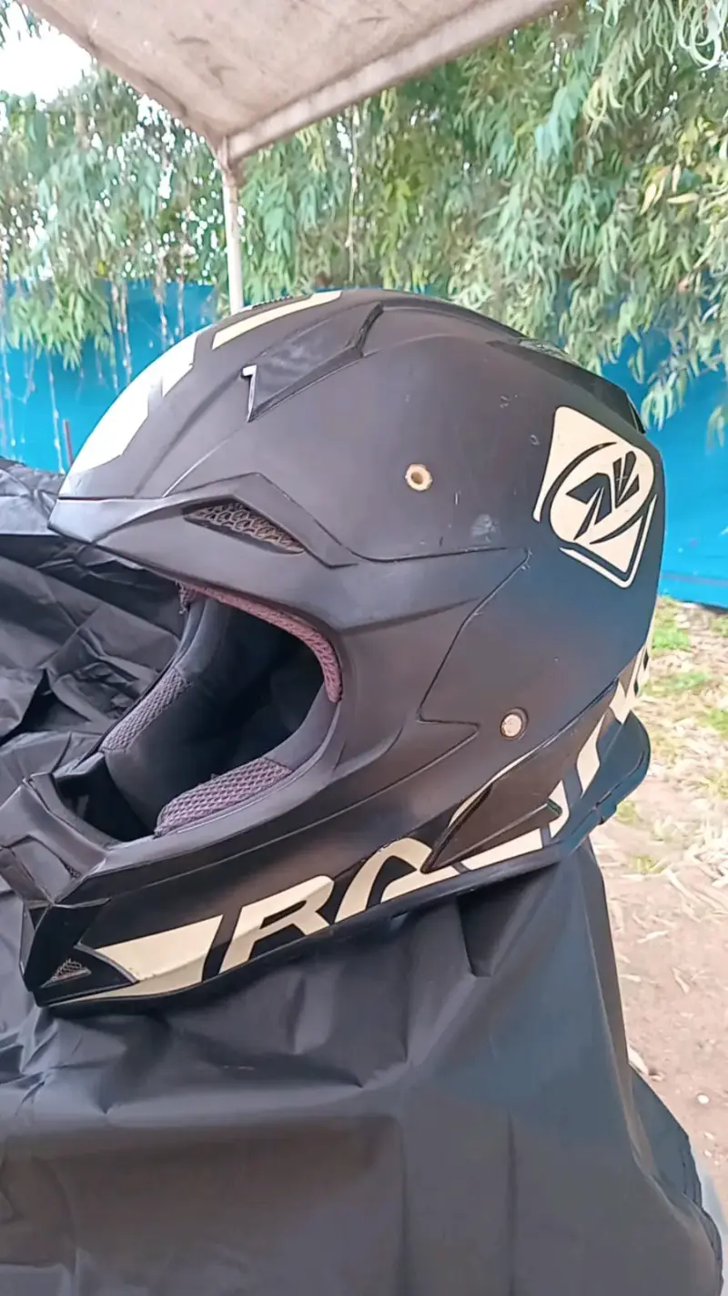 Casco de motocross negro con diseño moderno - 2