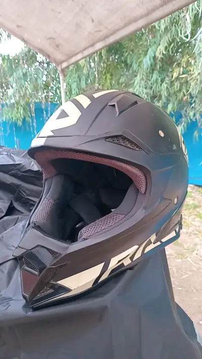 Casco de motocross negro con diseño moderno - miniatura 3