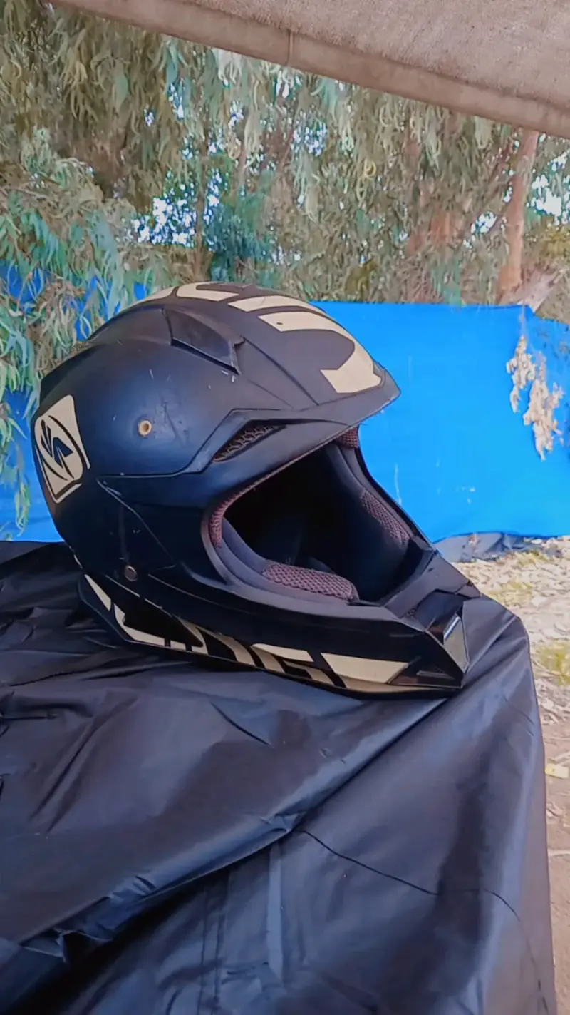 Casco de motocross negro con diseño moderno - 4