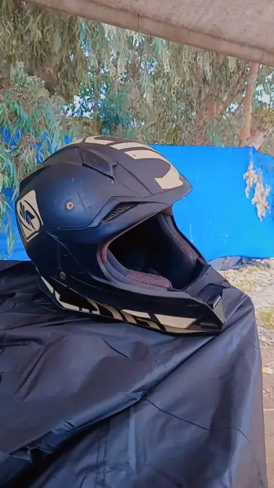 Casco de motocross negro con diseño moderno - miniatura 4